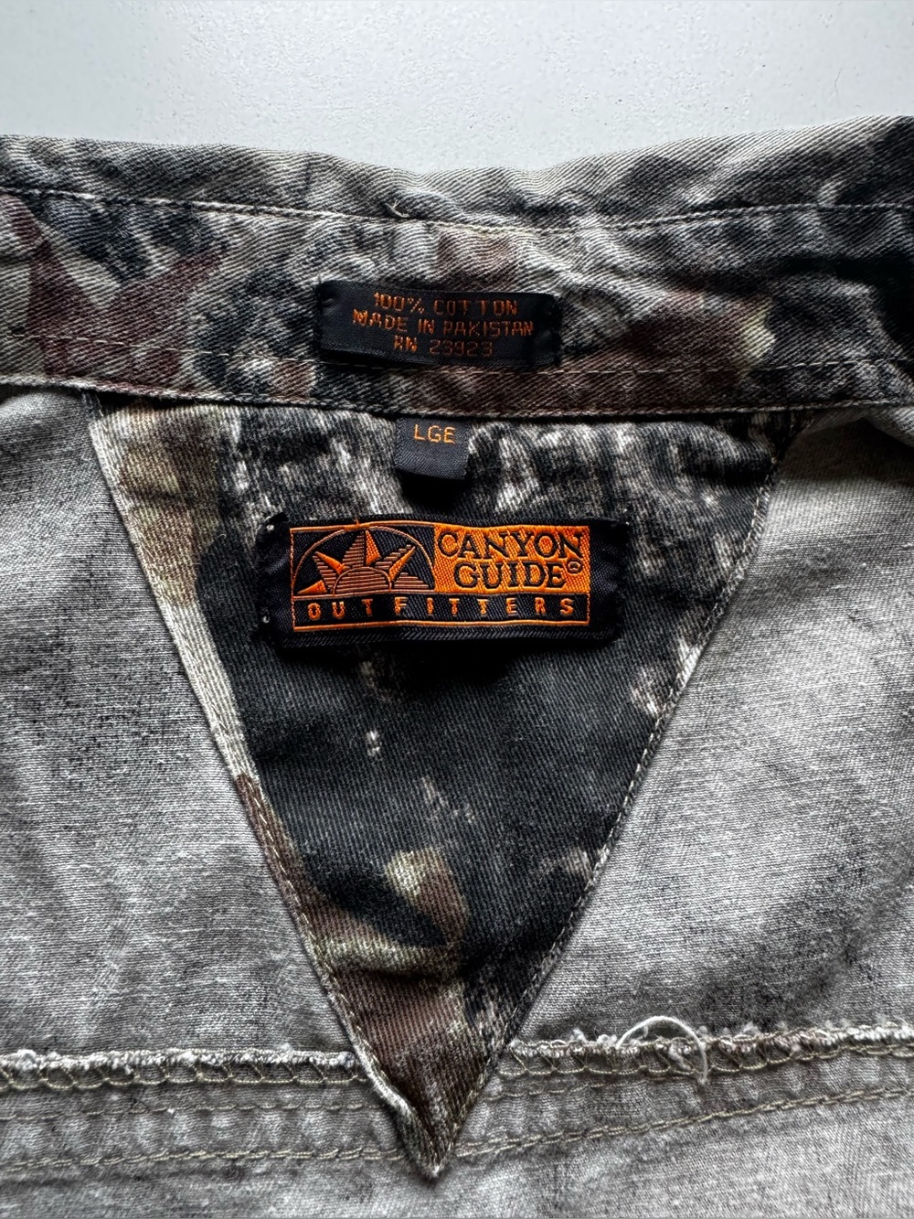 Vintage Men’s Camo Canyon Guide Outfitters (Large)